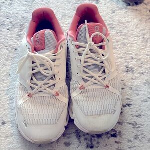 on cloud size 7.5 white and pink